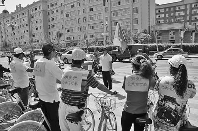 市民自發(fā)呼吁：請愛護公共自行車。王殿杰攝