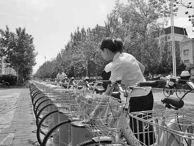 市民刷卡取車。本報記者